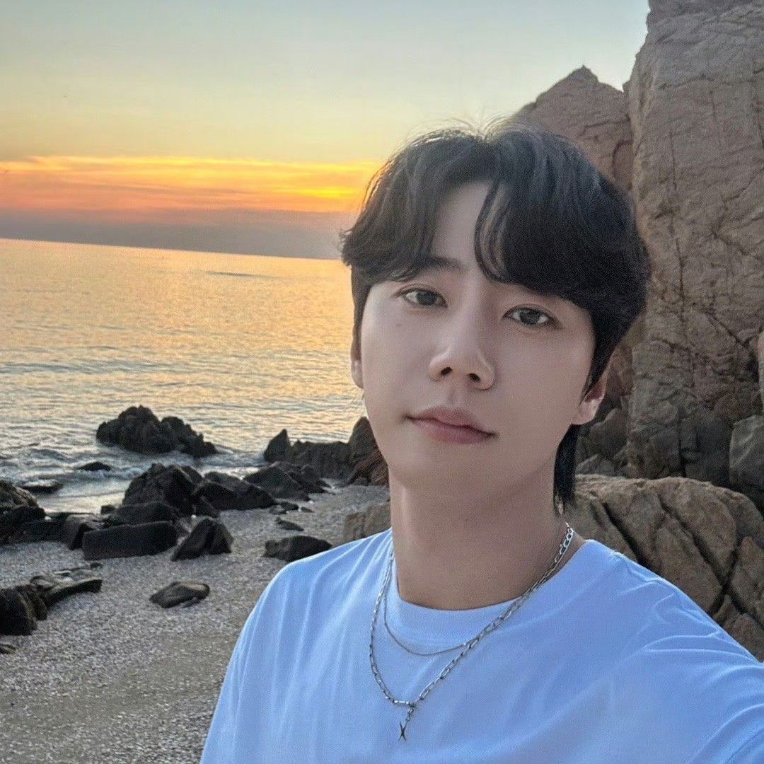 Behind-the-scenes cut of Lee Junyoung