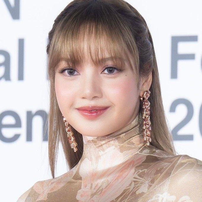 Behind-the-scenes cut of Lisa (BLACKPINK)