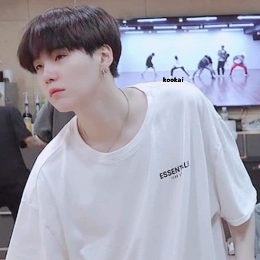 Foto aktivitas terbaru SUGA (BTS)