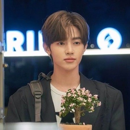 章昊 (ZEROBASEONE)的最新照片