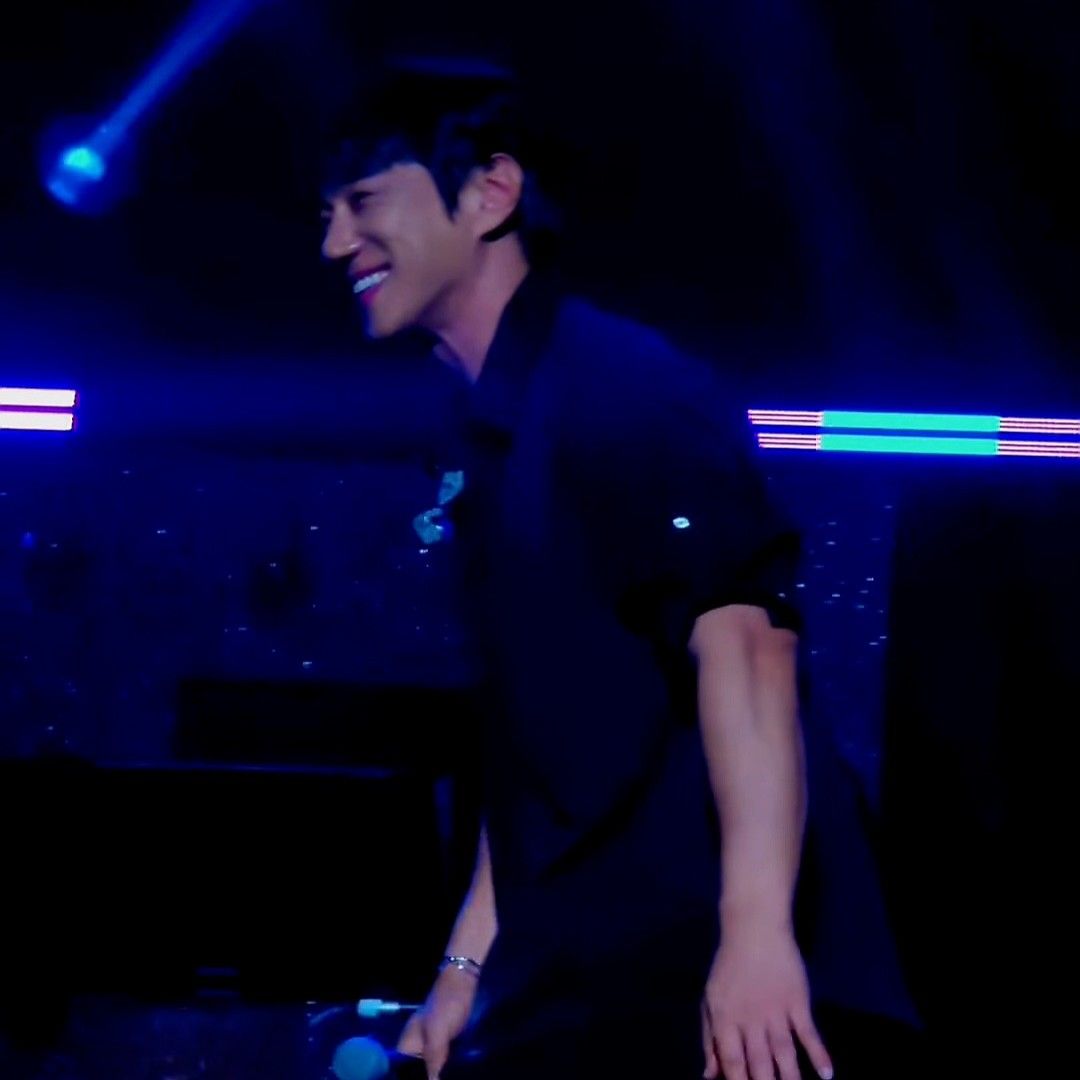 A moment captured by Hwang Chiyeol's fan