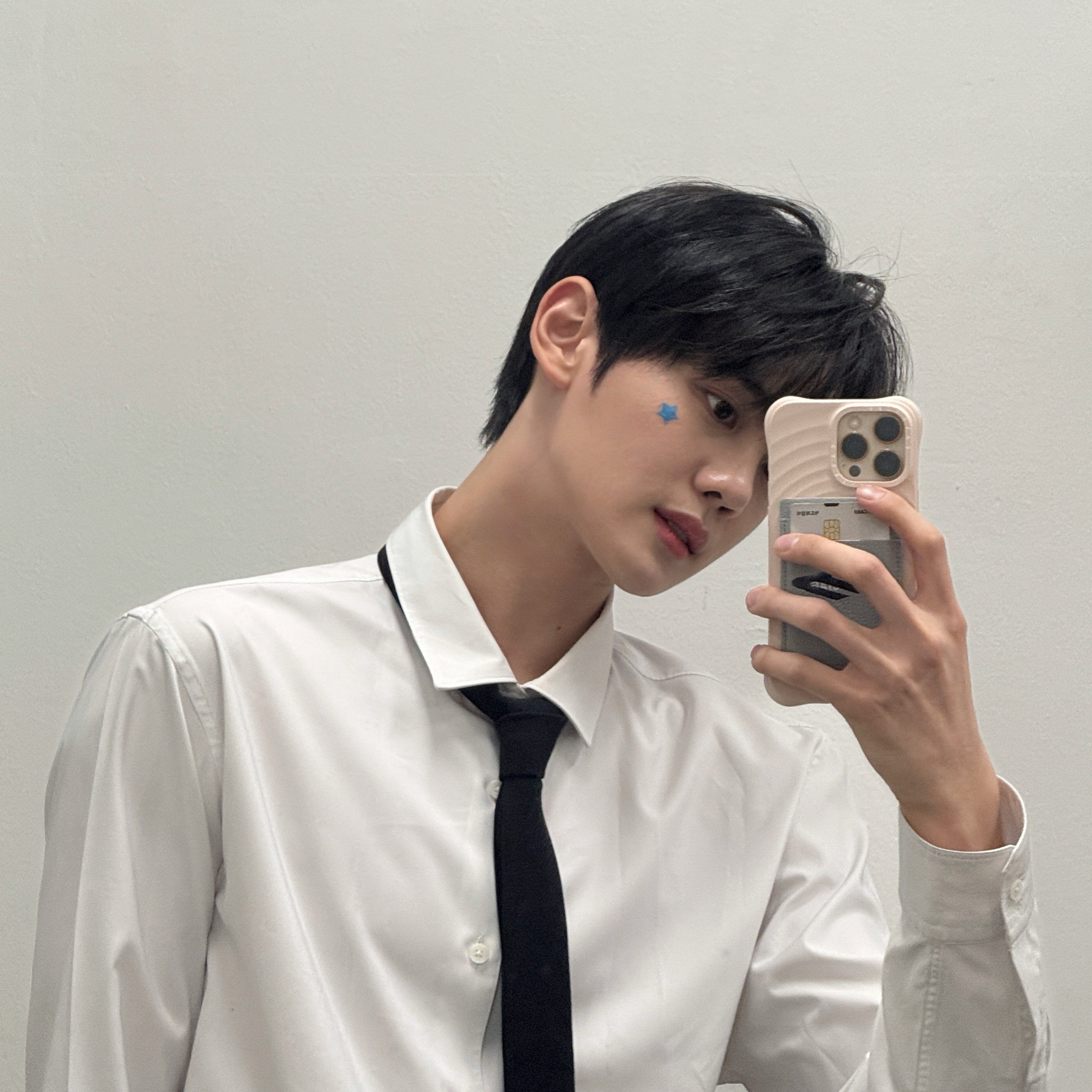 Latest photo of Kim Gyuvin (ZEROBASEONE)
