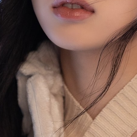 A moment captured by Kang Hyewon's fan