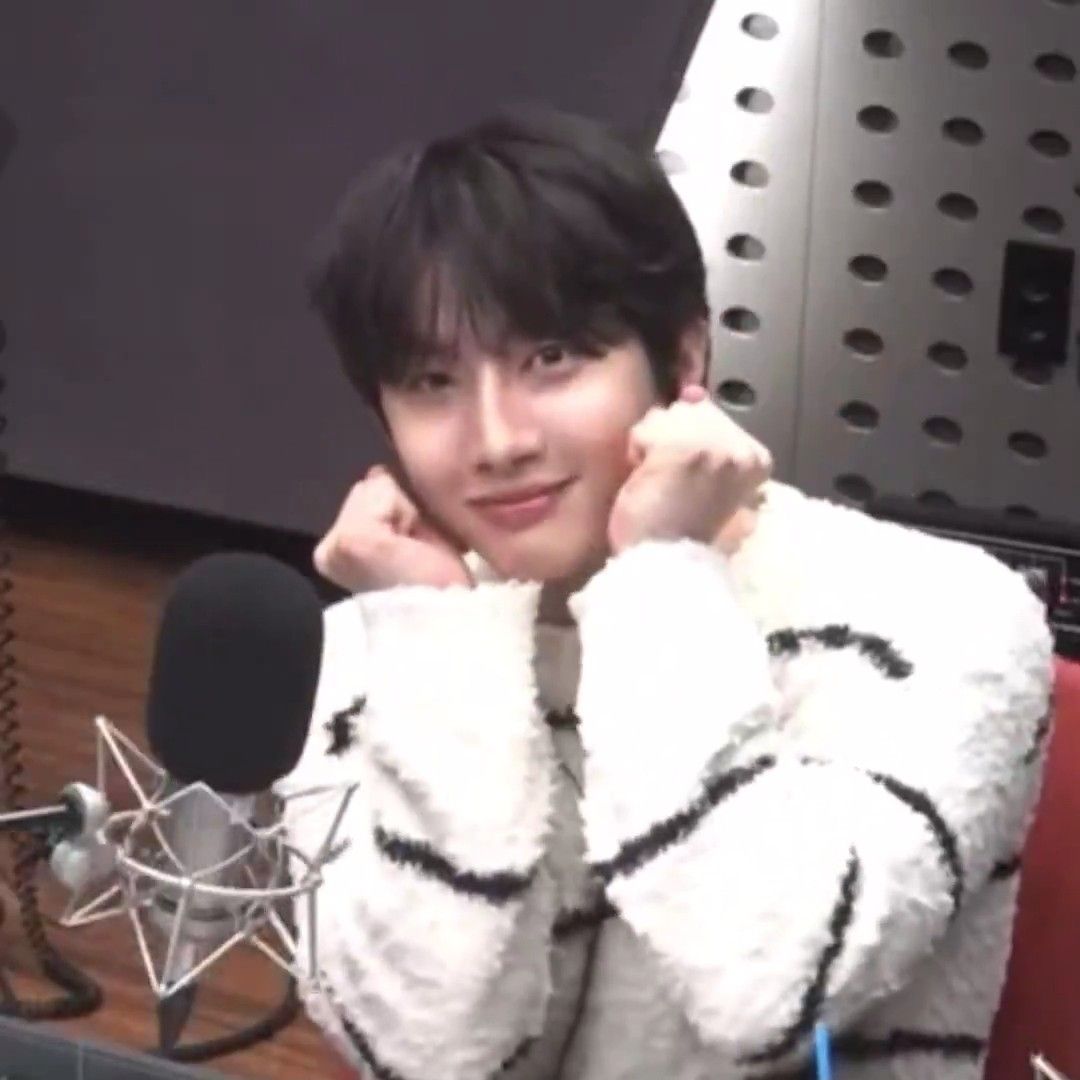 A moment captured by Hui (PENTAGON)'s fan