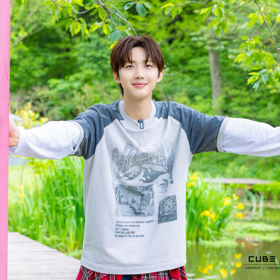 A moment captured by Hui (PENTAGON)'s fan
