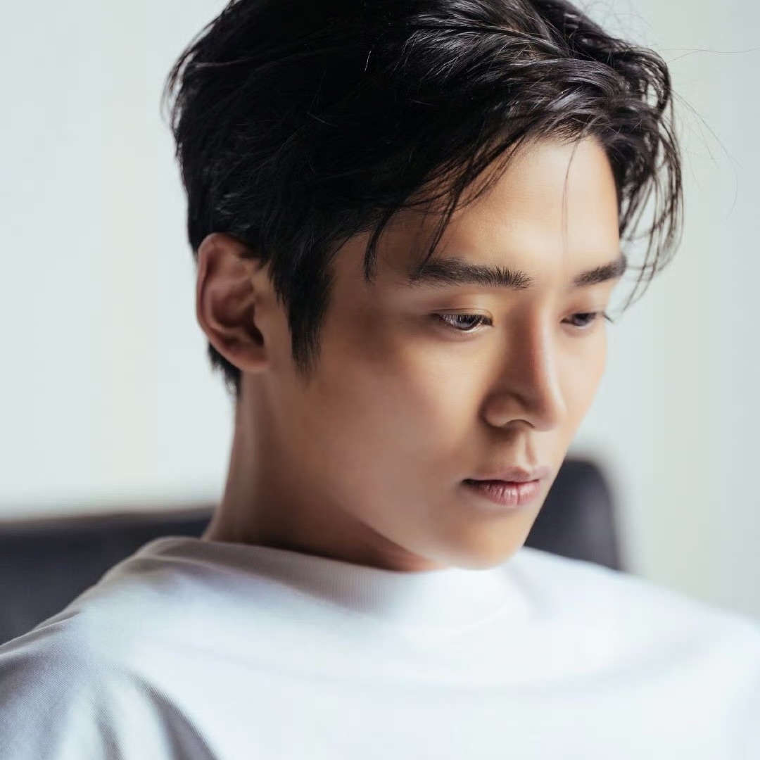 Behind-the-scenes cut of Rowoon