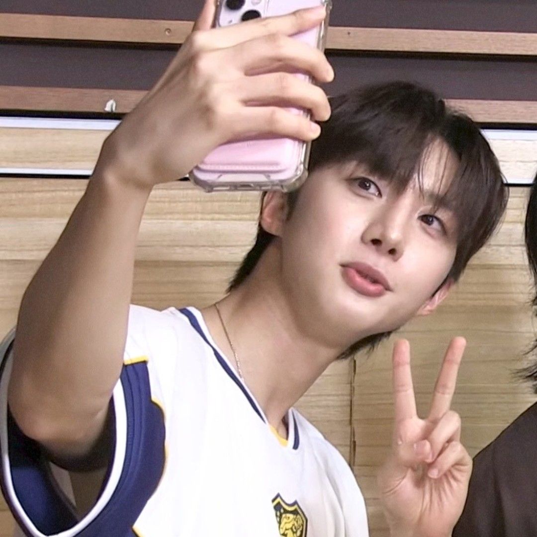 A moment captured by Hui (PENTAGON)'s fan
