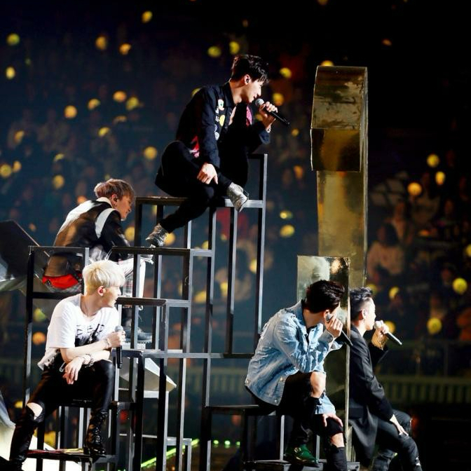 A moment captured by SECHSKIES's fan
