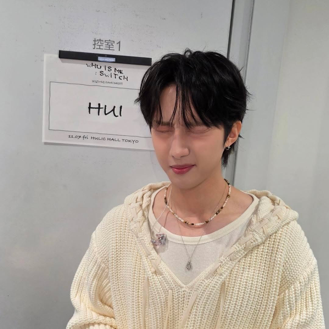 A moment captured by Hui (PENTAGON)'s fan