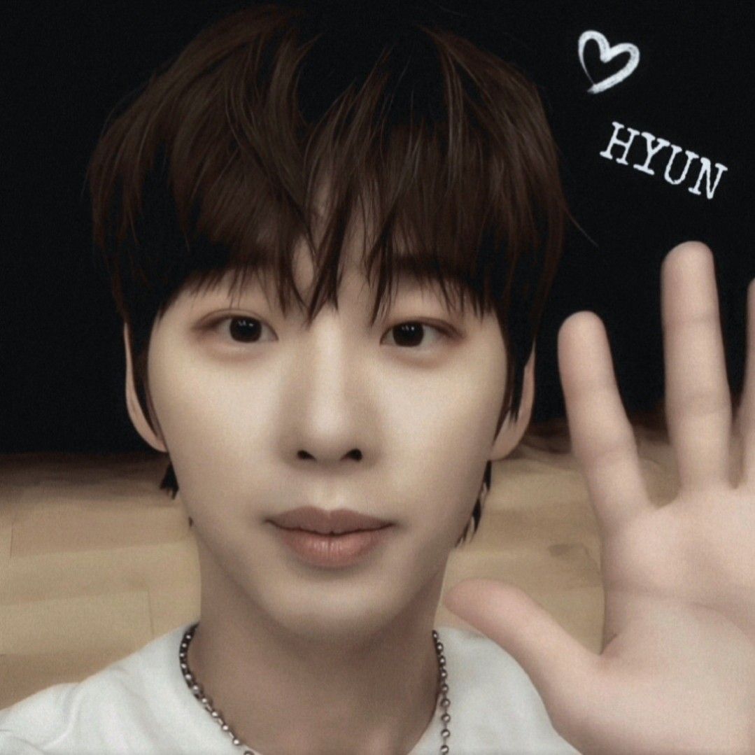 A moment captured by Hyun's fan