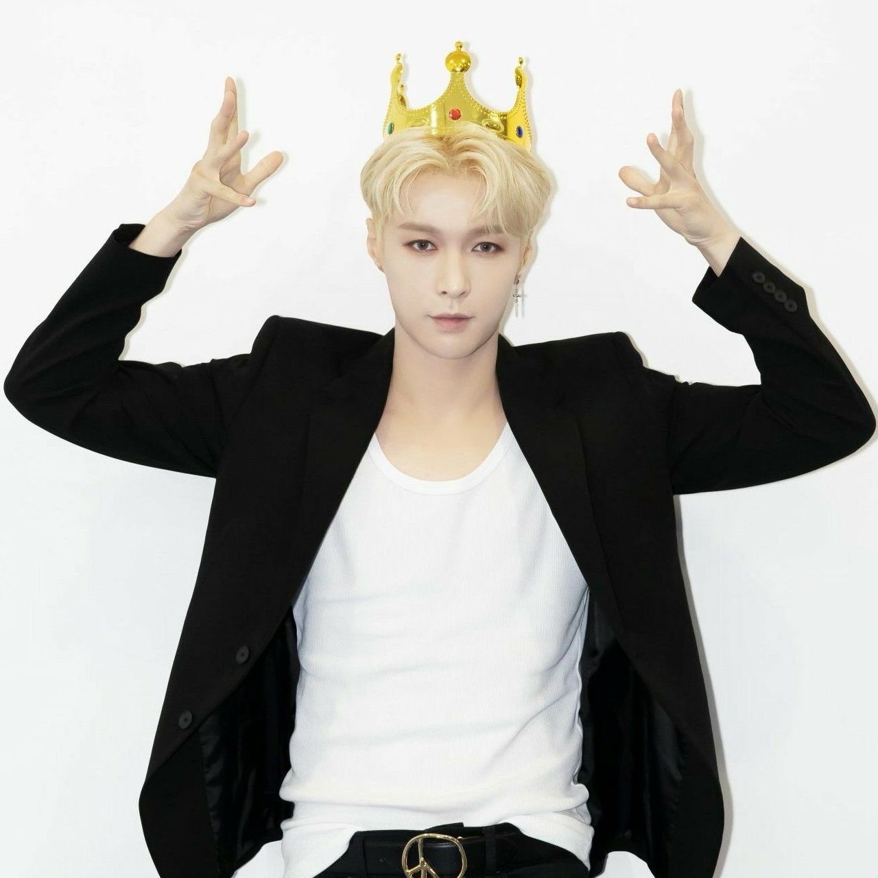 Behind-the-scenes cut of Lay (EXO)