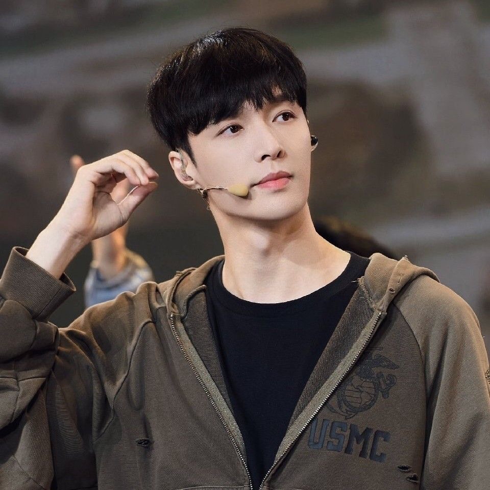 Behind-the-scenes cut of Lay (EXO)