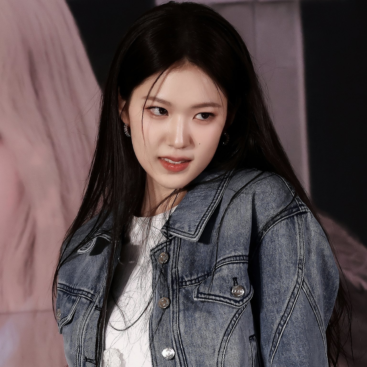 A moment captured by Yoon Jiyoon (izna)'s fan