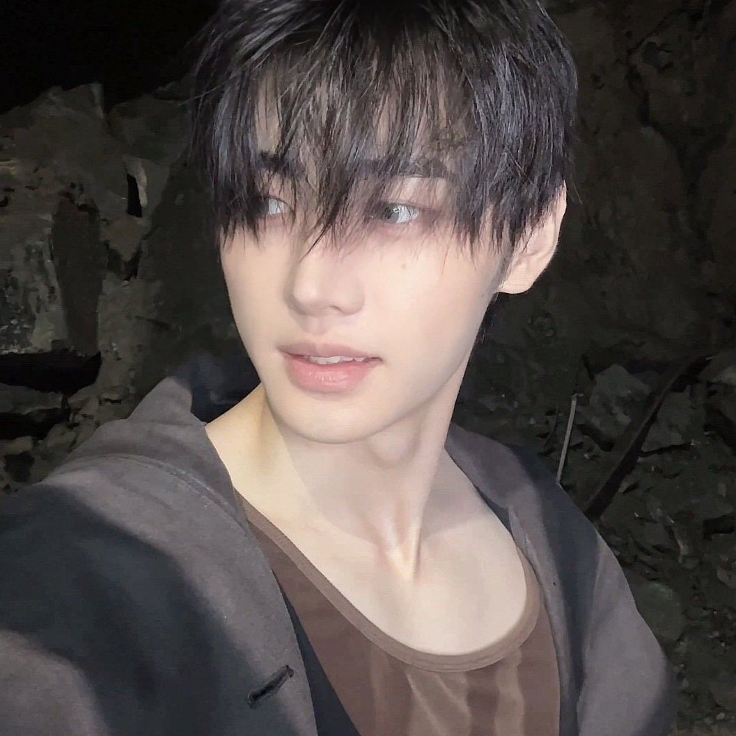 Latest photo of Sunghoon (ENHYPEN)