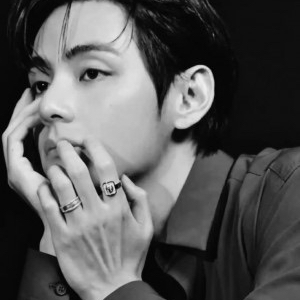 V (防彈少年團)的最新照片