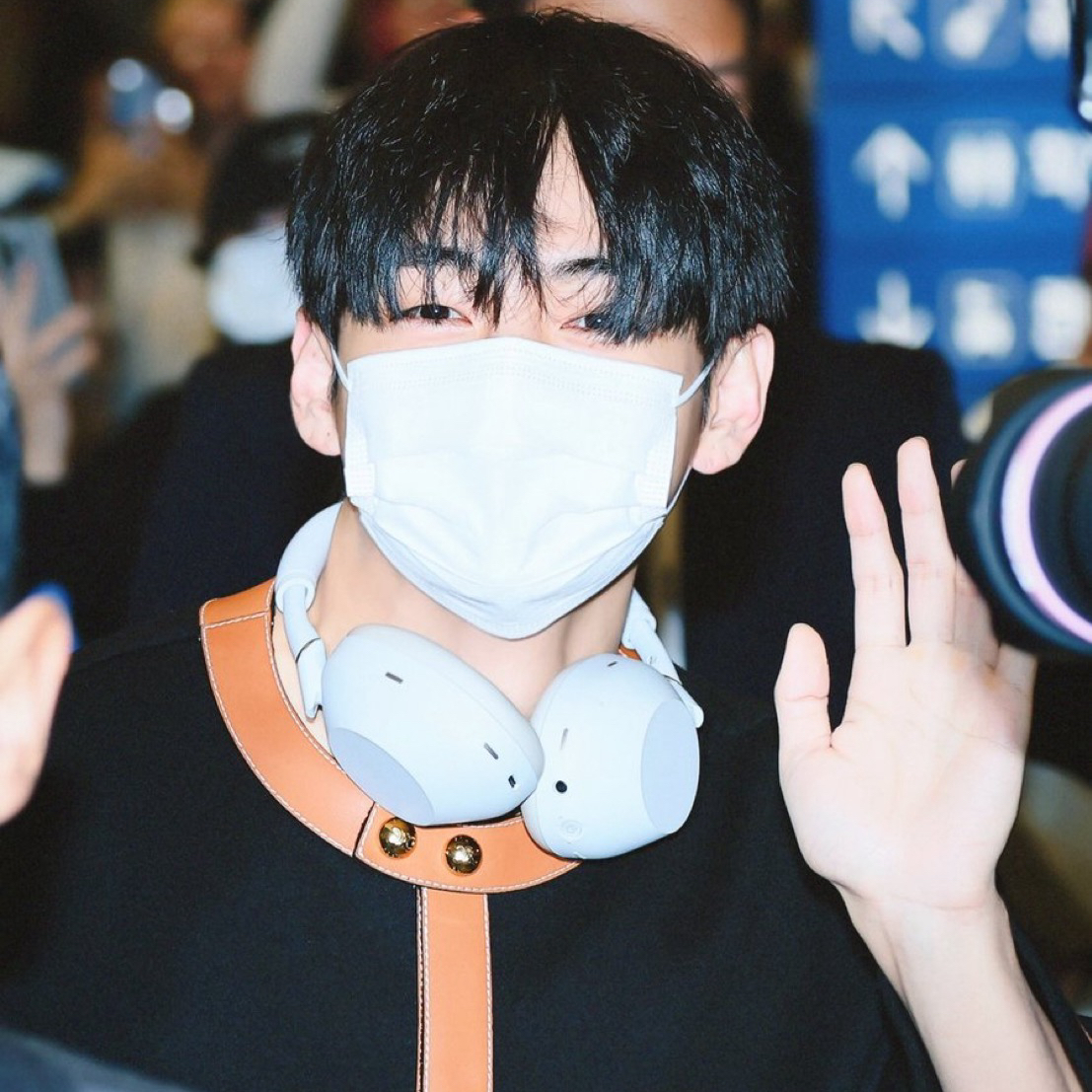 뷔 (방탄소년단)의 최신 사진