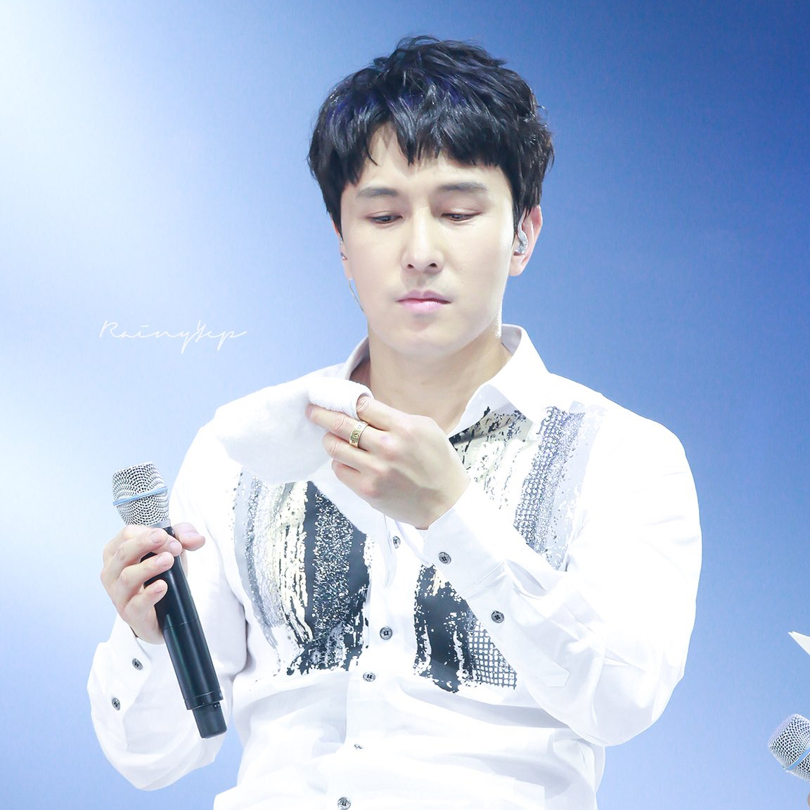 A moment captured by Kim Dongwan (SHINHWA)'s fan