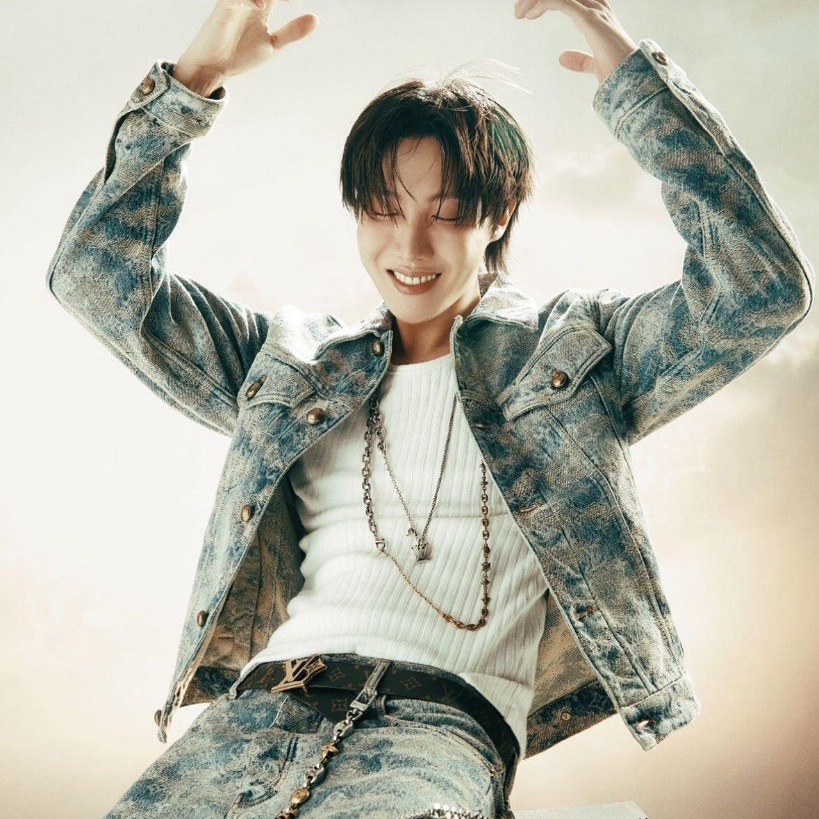 Foto terbaru j-hope (BTS)