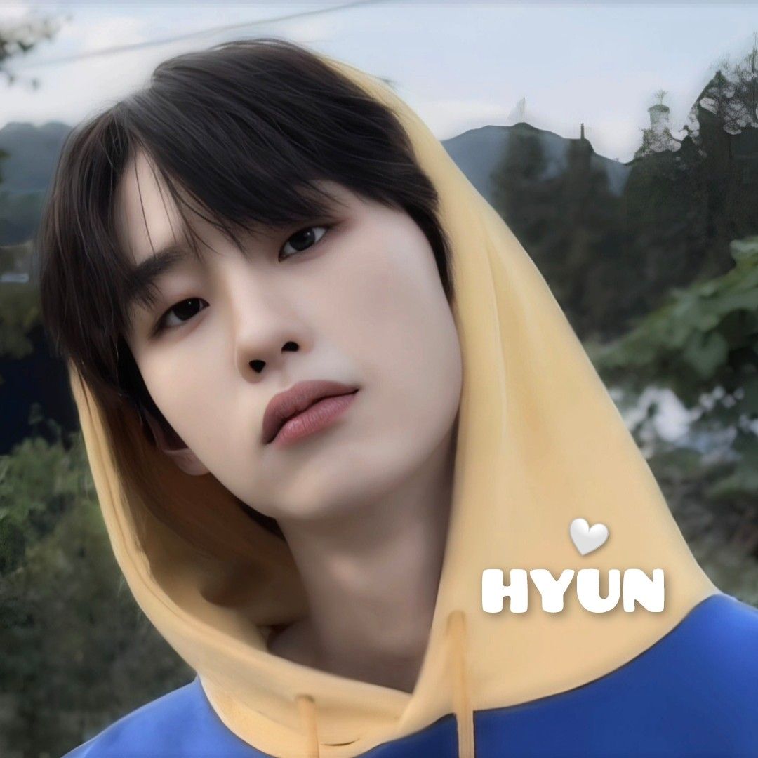 A moment captured by Hyun's fan