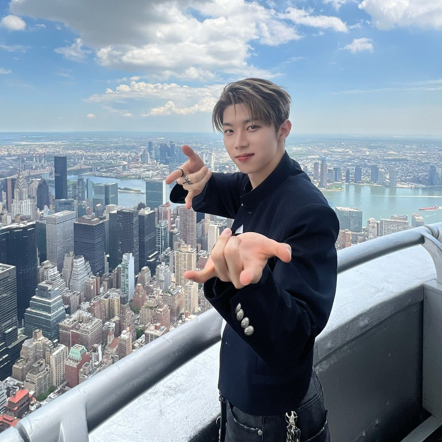 Behind-the-scenes cut of Hyunwoo (Xikers)