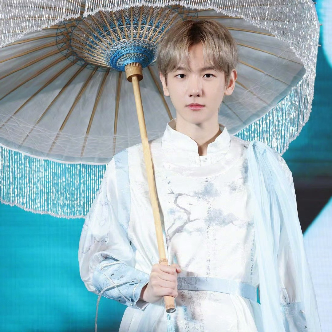 백현 (EXO)의 최신 사진