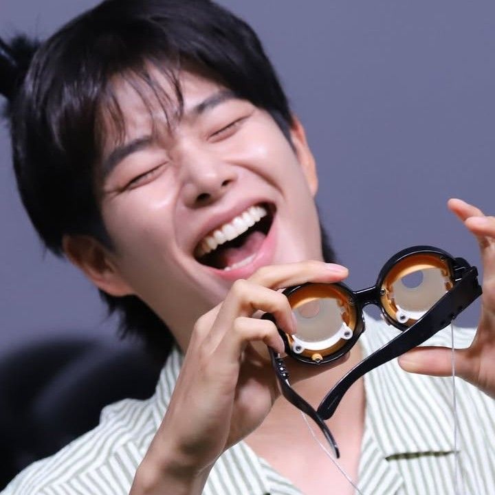 A moment captured by MJ (ASTRO)'s fan