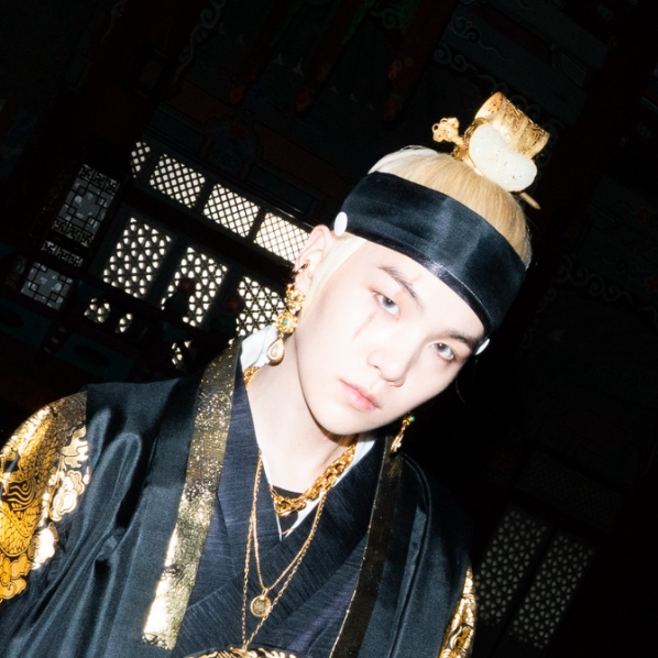 Foto aktivitas terbaru SUGA (BTS)