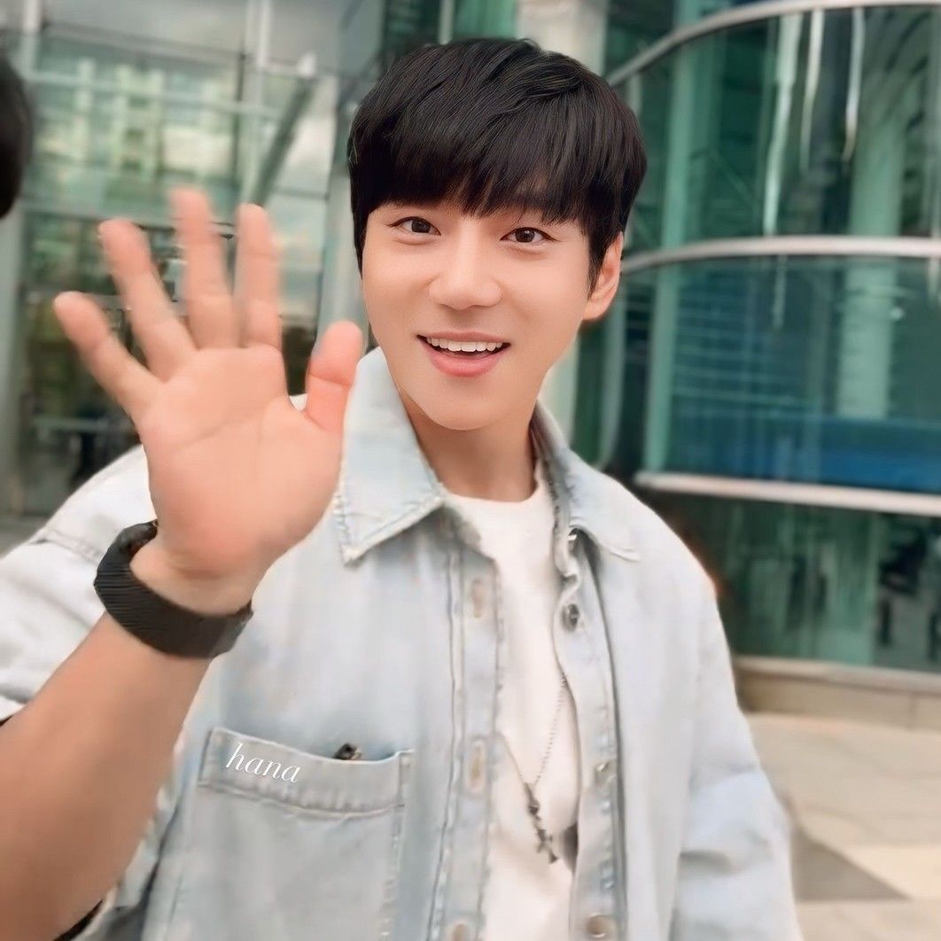 Latest photo of Hwang Chiyeol