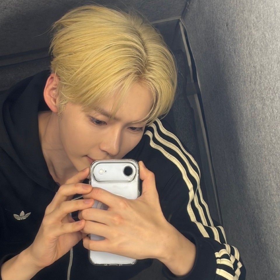 Recent activity shot of Sung Hanbin (ZEROBASEONE)