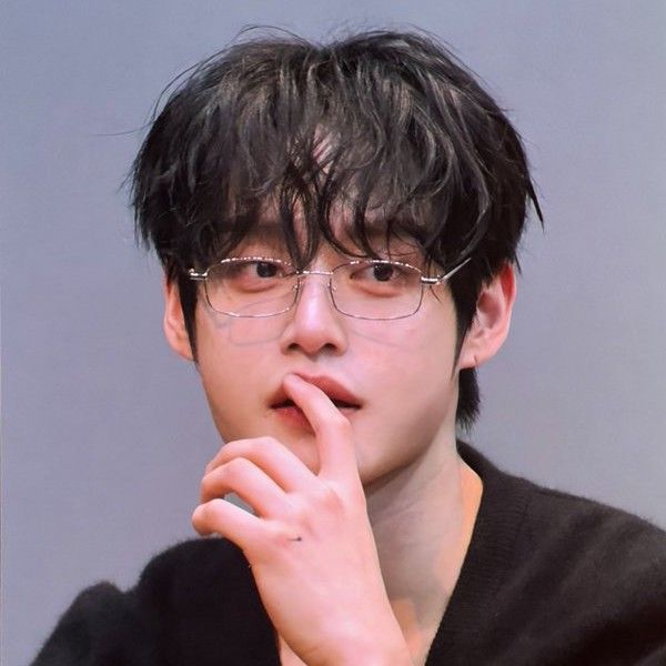 金地雄 (ZEROBASEONE)的最新照片