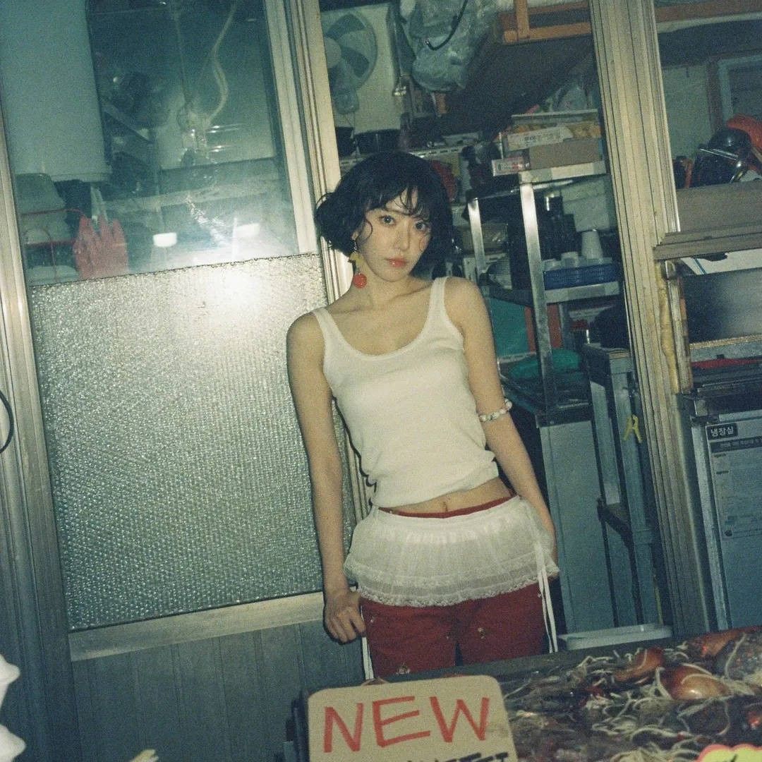 Behind-the-scenes cut of Sakura (LE SSERAFIM)