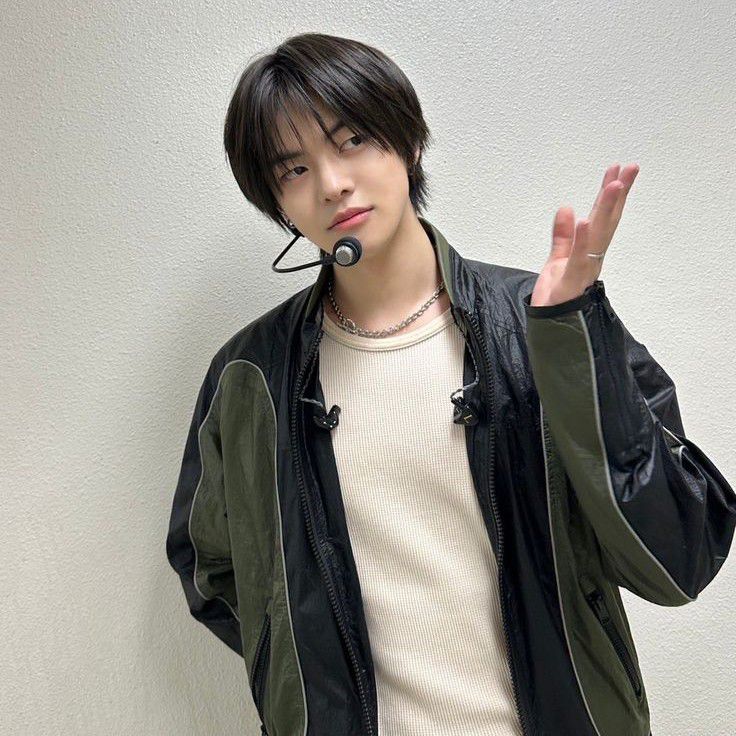 Behind-the-scenes cut of Lee Leo