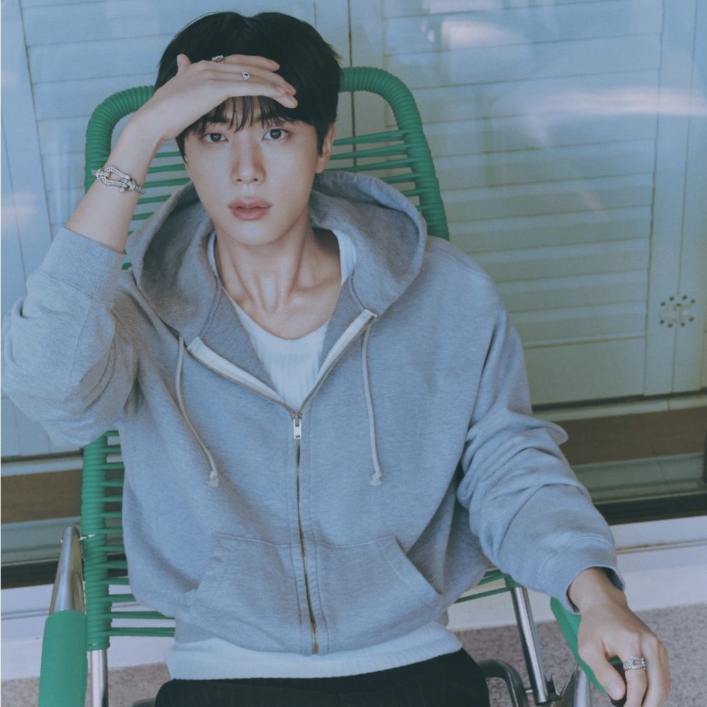 Foto aktivitas terbaru Jin (BTS)