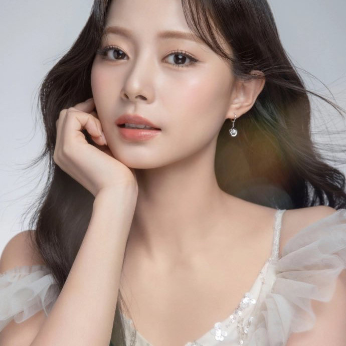 Behind-the-scenes cut of Tzuyu (TWICE)