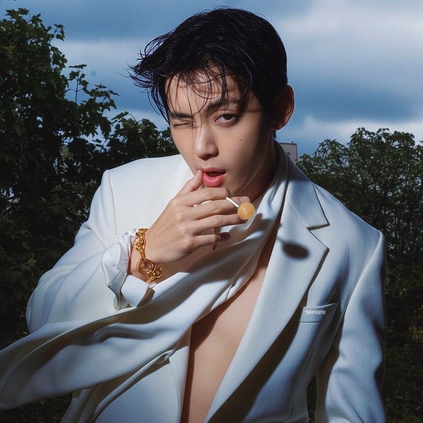 Behind-the-scenes cut of V (BTS)