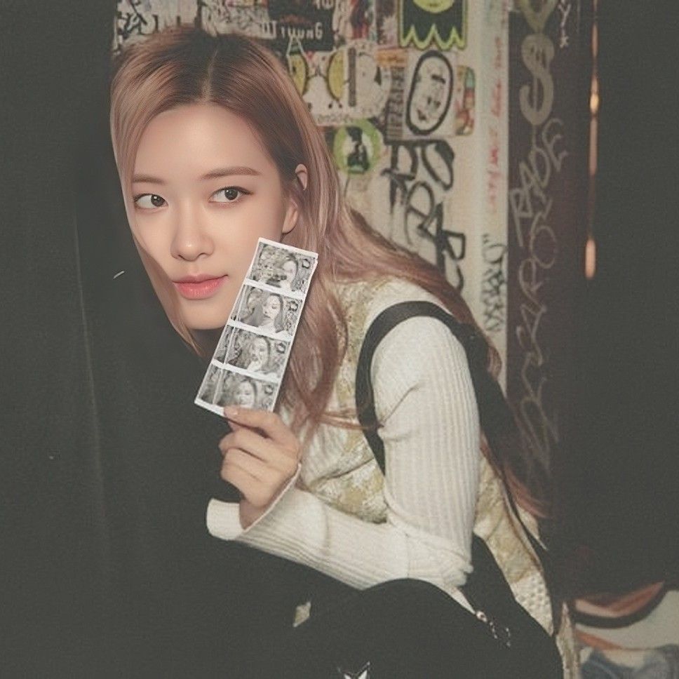 Recent activity shot of ROSÉ (BLACKPINK)