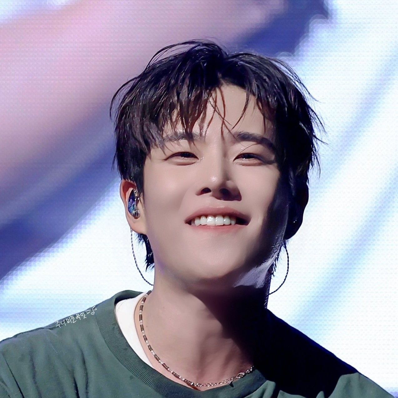 A moment captured by MJ (ASTRO)'s fan