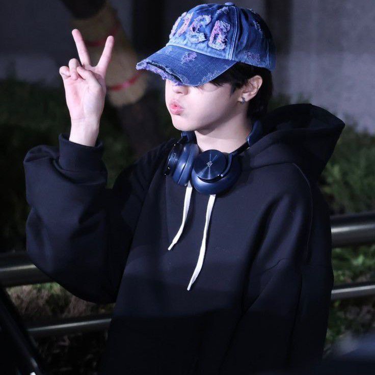 Behind-the-scenes cut of HAN (Stray Kids)