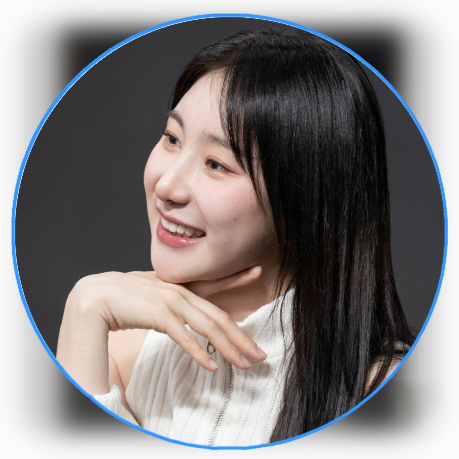 A moment captured by Lee Chaeyeon's fan