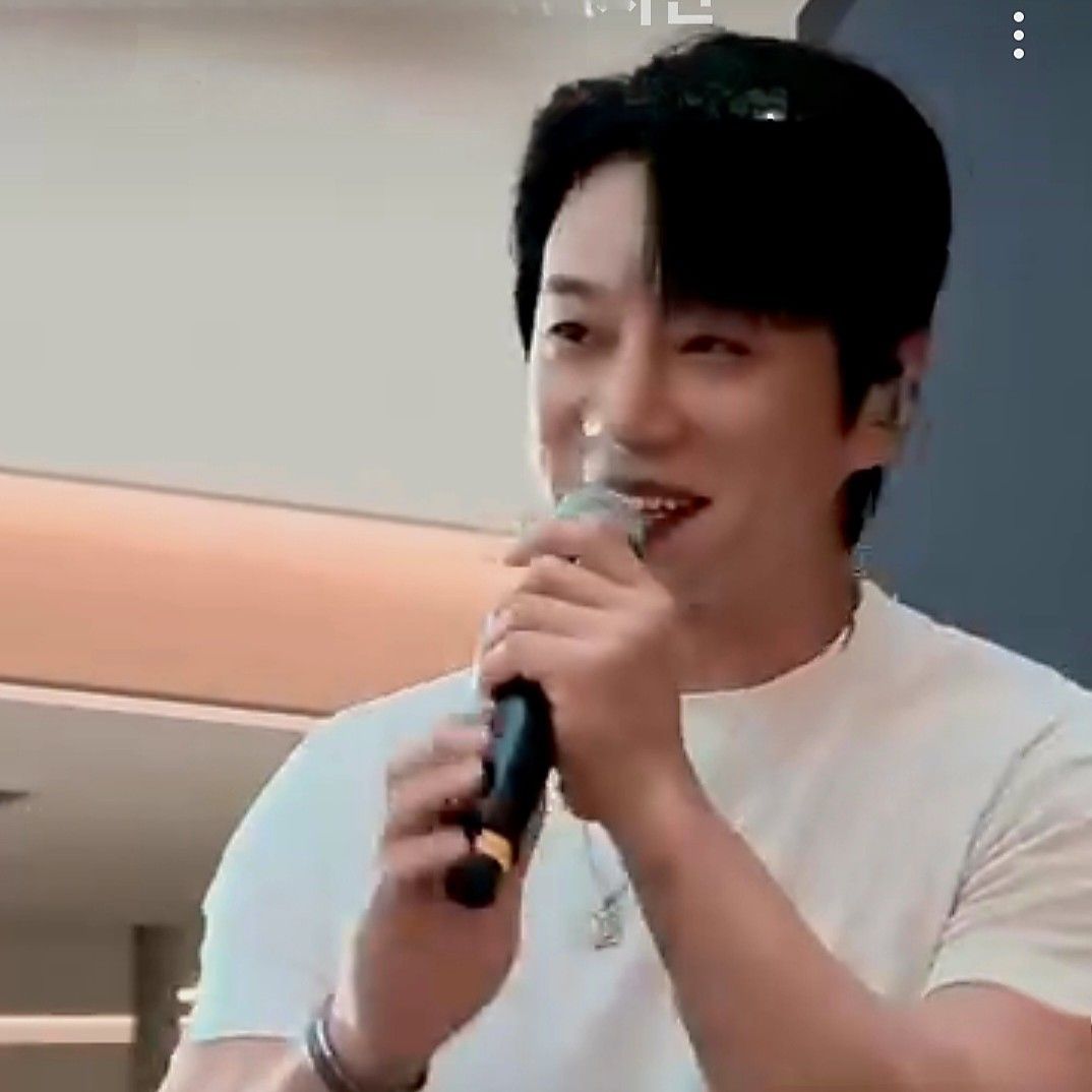A moment captured by Hwang Chiyeol's fan