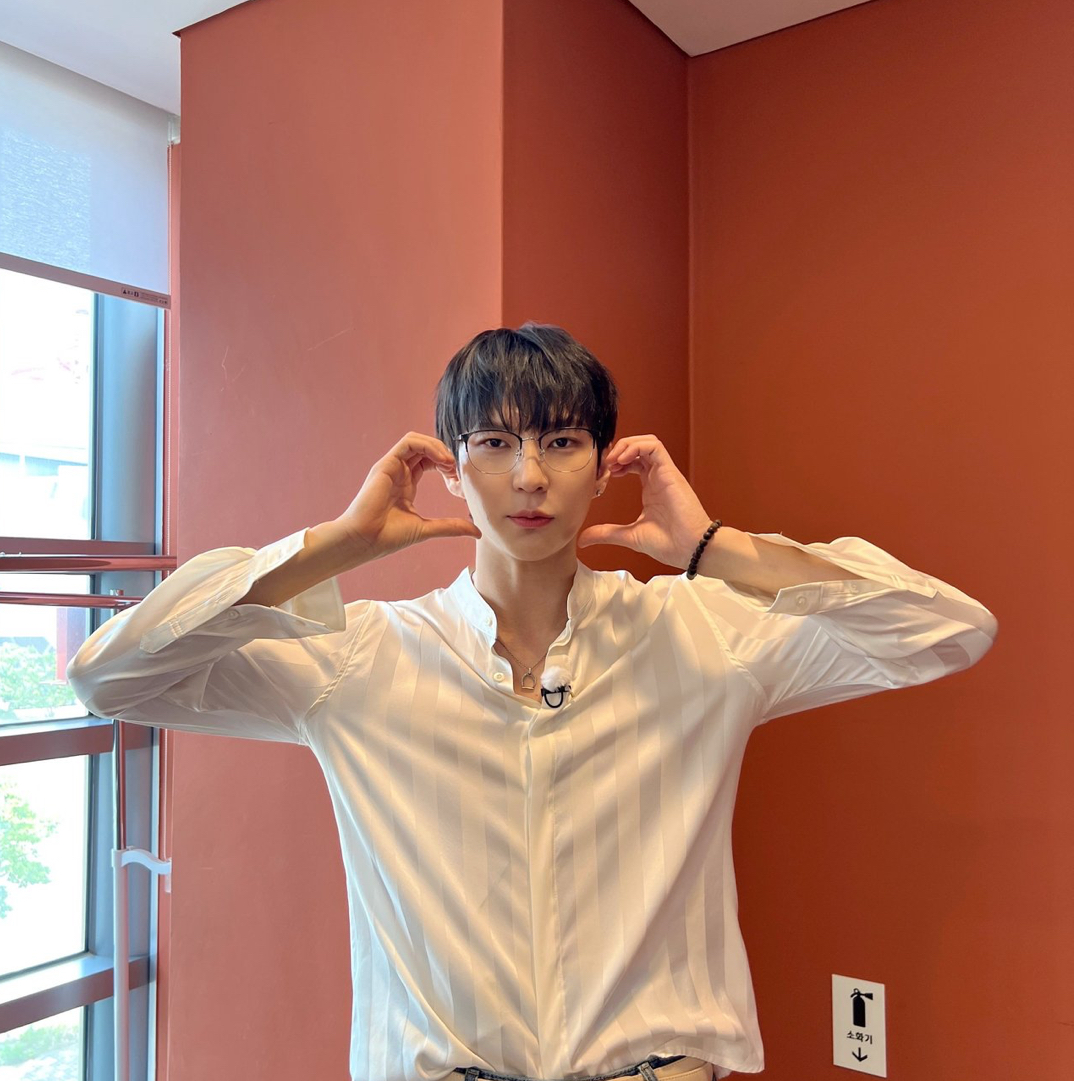 Behind-the-scenes cut of LEO (VIXX)
