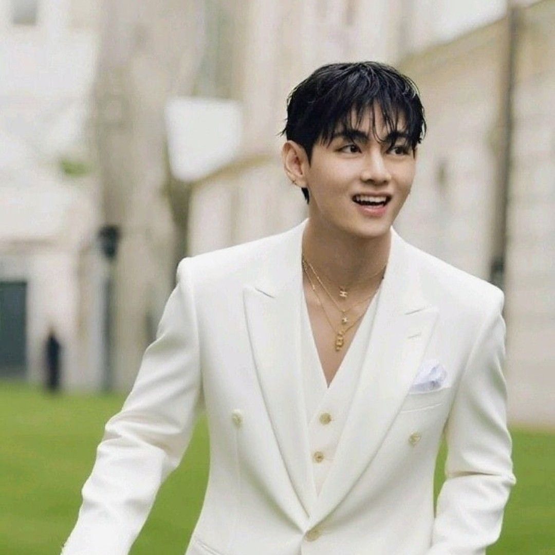 Latest photo of V (BTS)