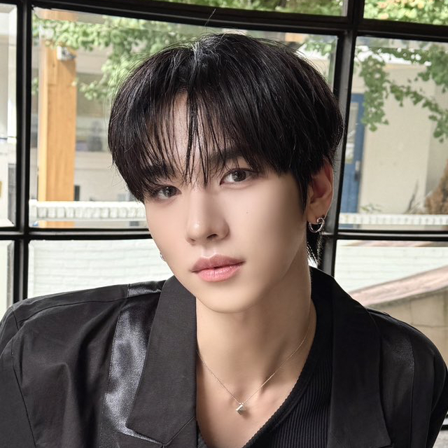 Behind-the-scenes cut of Hanjun (n.SSign)