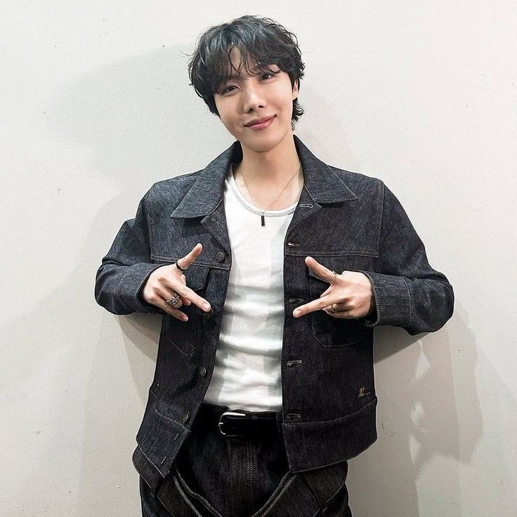 Momen yang diabadikan oleh penggemar j-hope (BTS)