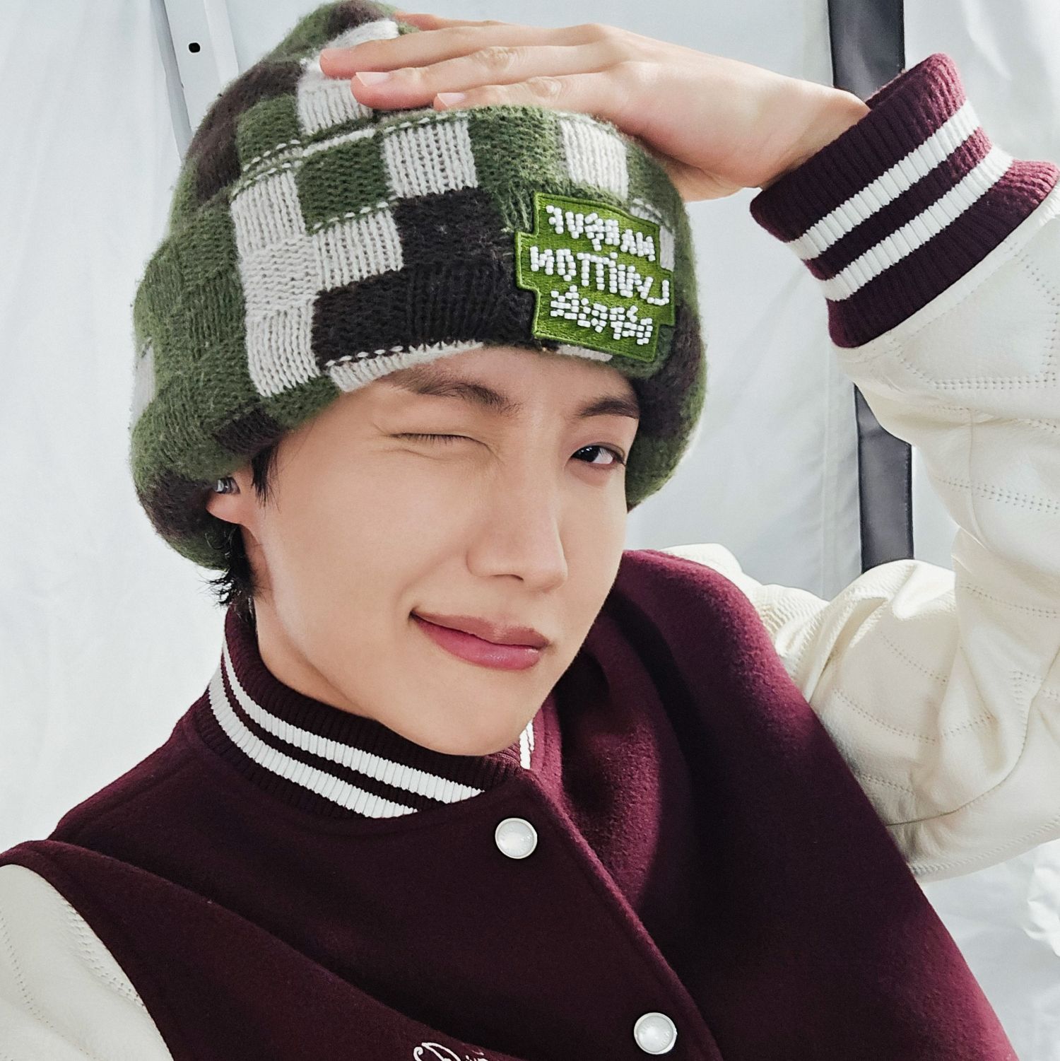 Foto aktivitas terbaru j-hope (BTS)