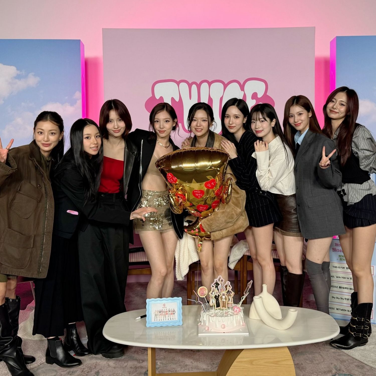 Potret di balik layar Momo (TWICE)