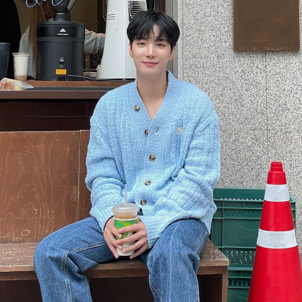 Behind-the-scenes cut of Kim Jonghyeon