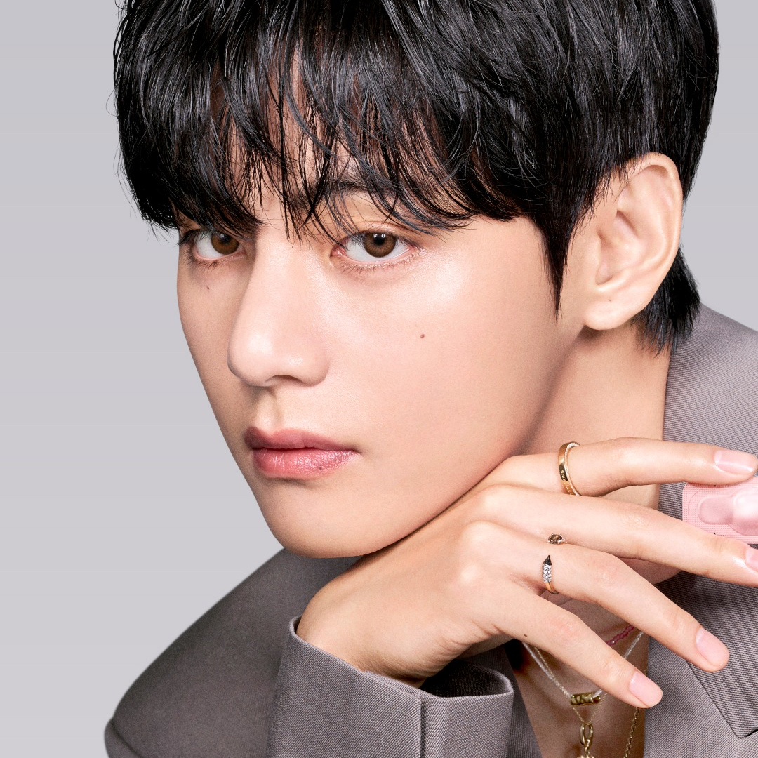 Latest photo of V (BTS)