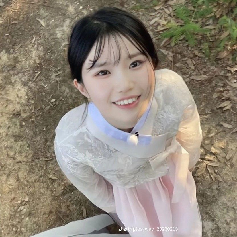 Foto aktivitas terbaru Song Hayoung (fromis_9)