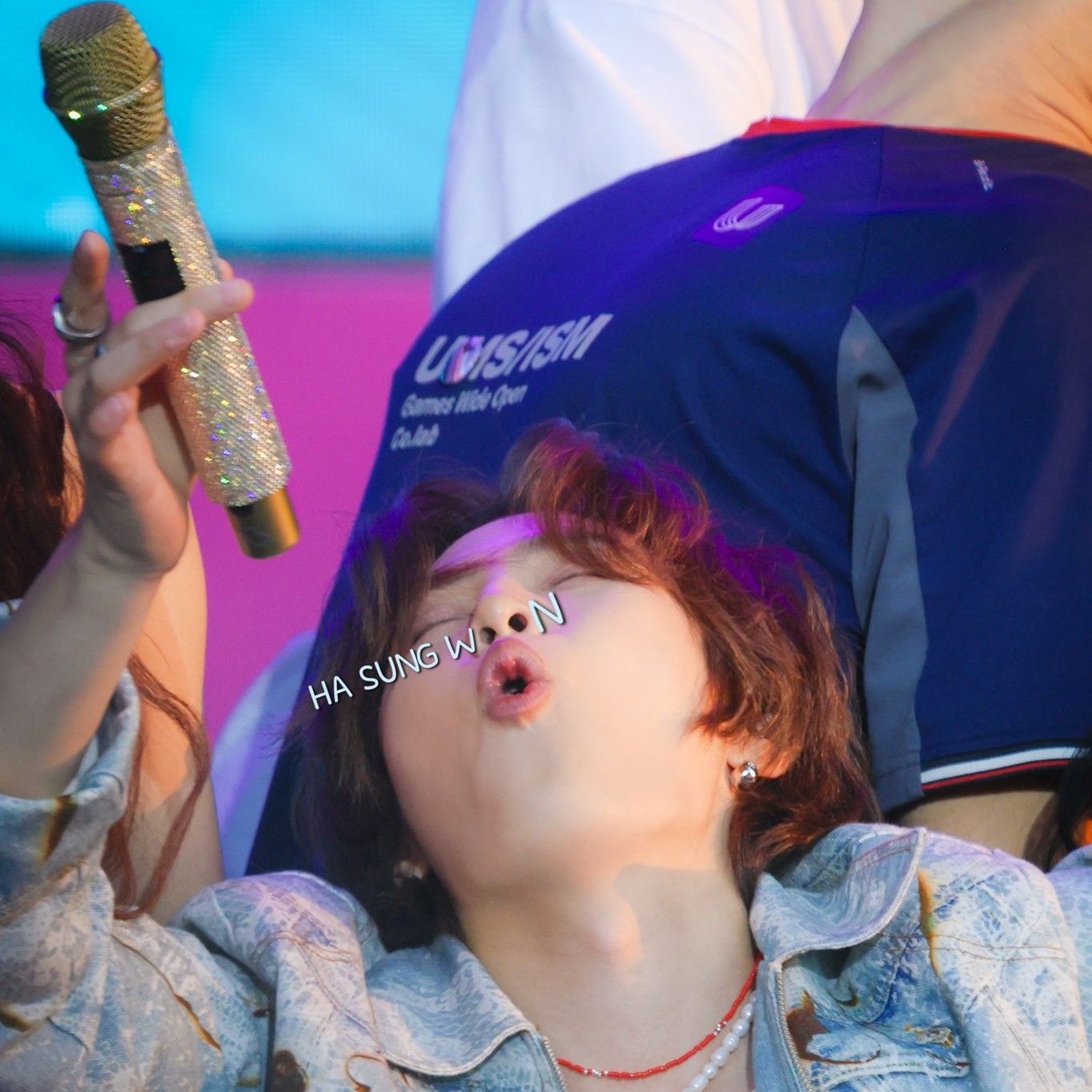 A moment captured by Ha Sungwoon's fan